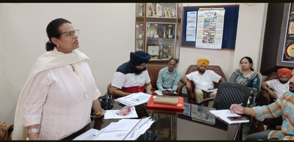 District Education Officer held a special meeting, emphasised on increasing enrollment in schools and boosting the morale of teachers.